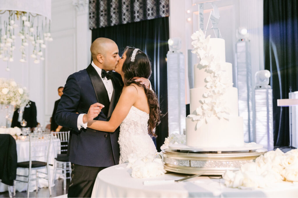 bride and groom cutting the cake at their Cescaphe summer wedding at The Down Town Club by Emily Wren Photography