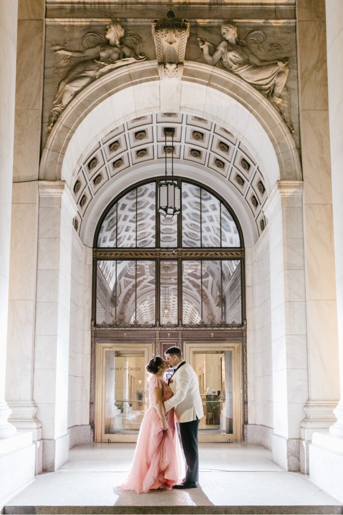 bride and groom kissing in Center City Philadelphia by Emily Wren Photography