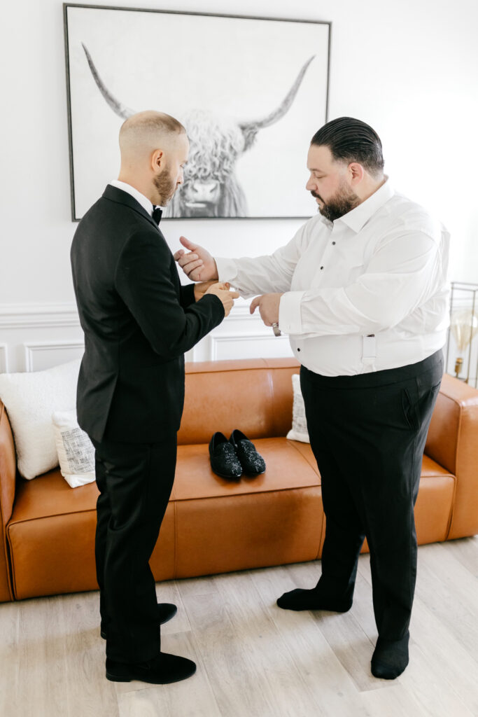 groom getting ready for his Philadelphia wedding day by Pennsylvania wedding photographer Emily Wren Photography