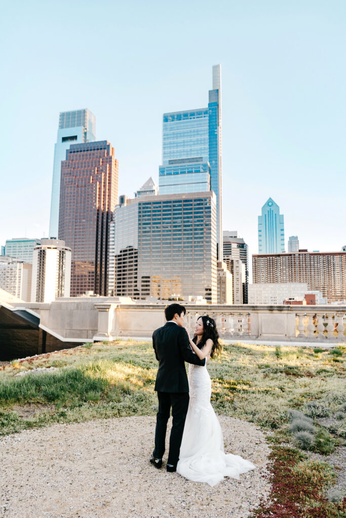 bride & groom in front of Philadelphia city skyline
