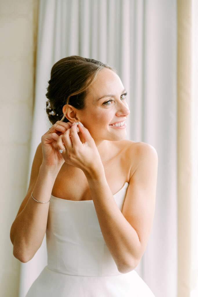 bride getting ready for her summer wedding day in Philadelphia, Pennsylvania