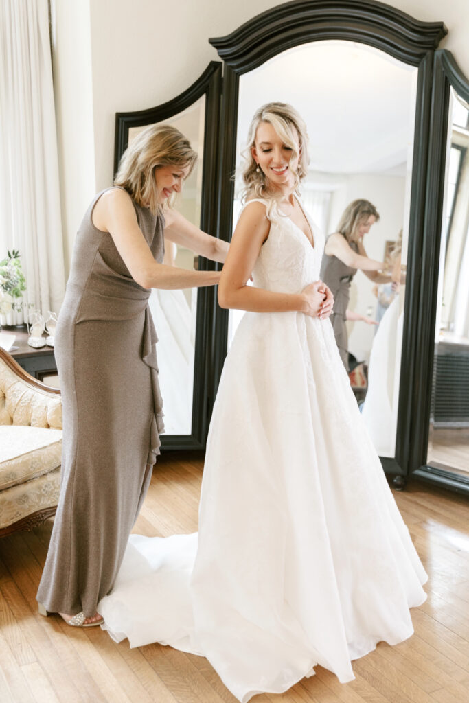 bride getting ready for her wedding at Parque Ridley Creek by Emily Wren Photography