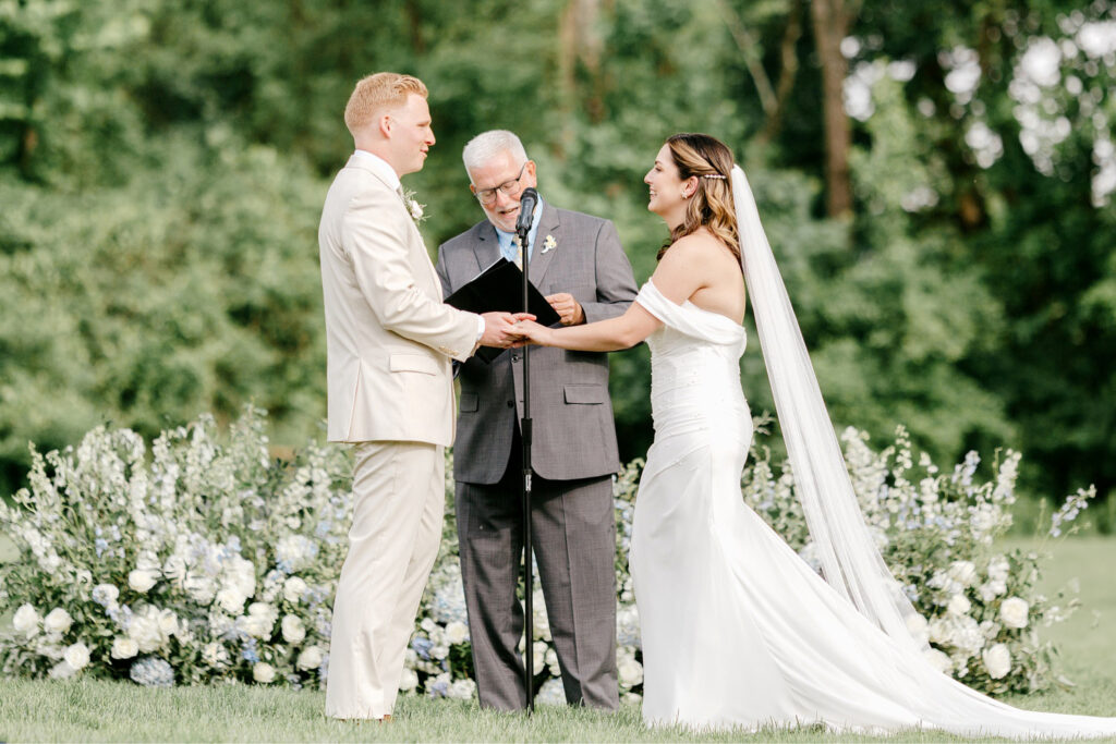 outdoor summer garden wedding ceremony at the inn at Barley Sheaf by Pennsylvania photographer Emily Wren Photography