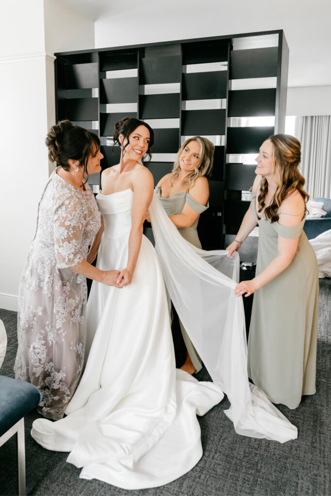 bride getting ready for her Philadelphia summer wedding by Emily Wren Photography