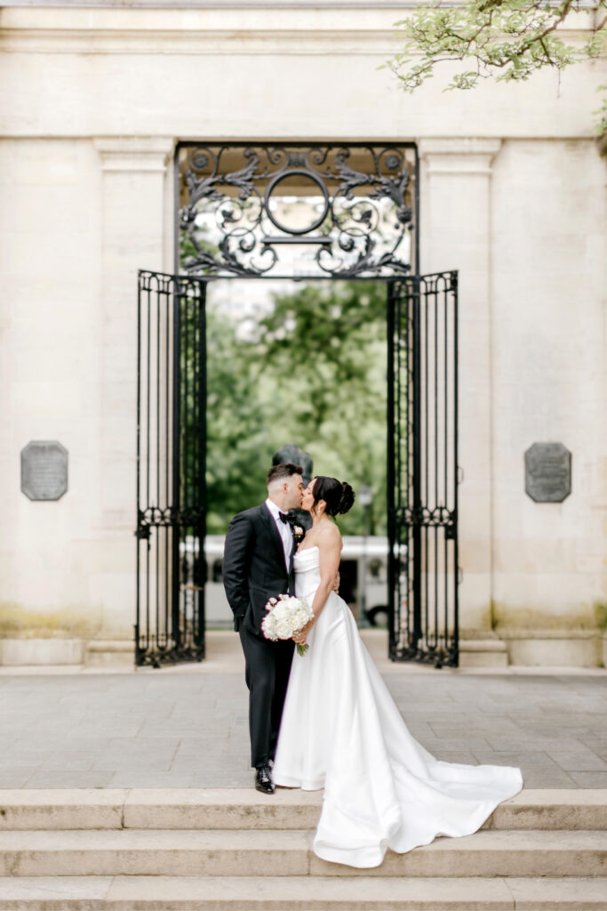 Bride & groom at the Rodin Museum by Philadelphia wedding photographer Emily Wren Photography