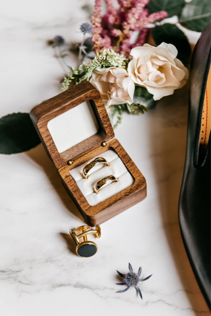 grooms wedding rings and cuff links