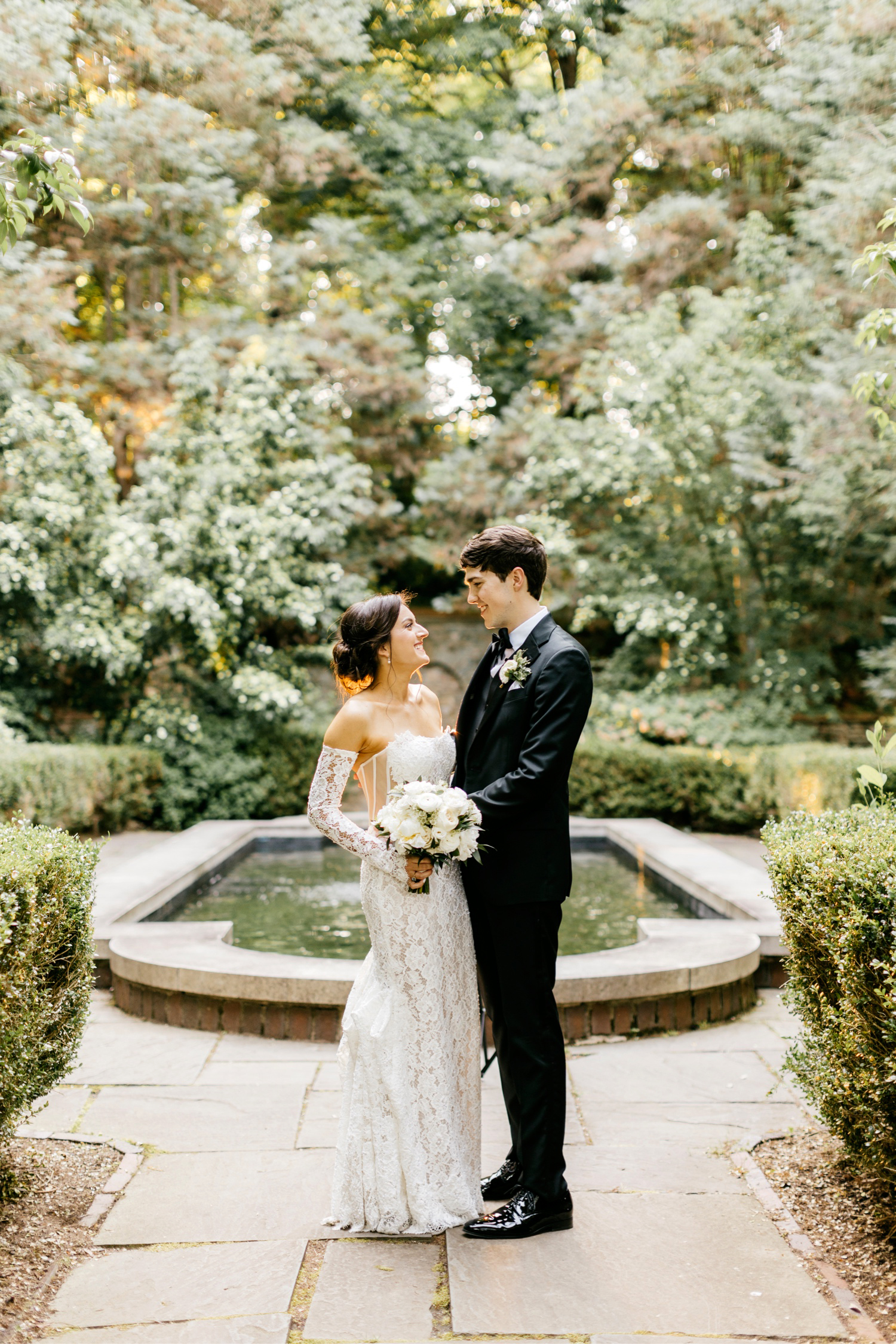 golden hour portrait of bride and groom at Parque Ridley Creek by luxury Pennsylvania wedding photographer Emily Wren Photography