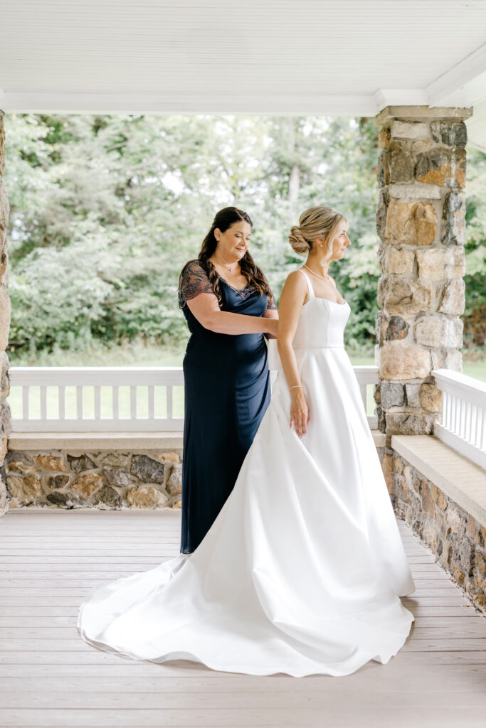 bride getting ready for her New Jersey summer wedding by Emily Wren Photography