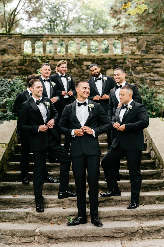 groom with groomsmen before Parque Ridley Creek summer wedding