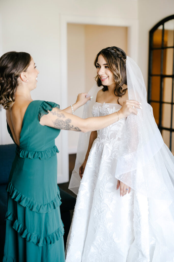 Philadelphia bride getting ready for her Cescaphe wedding by Emily Wren Photography