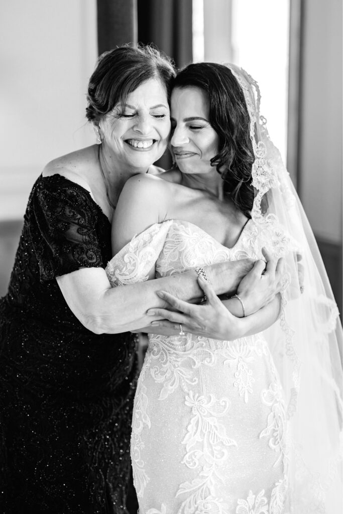 bride getting ready with her mother at a Bellevue hotel suite by Philadelphia photographer Emily Wren Photography