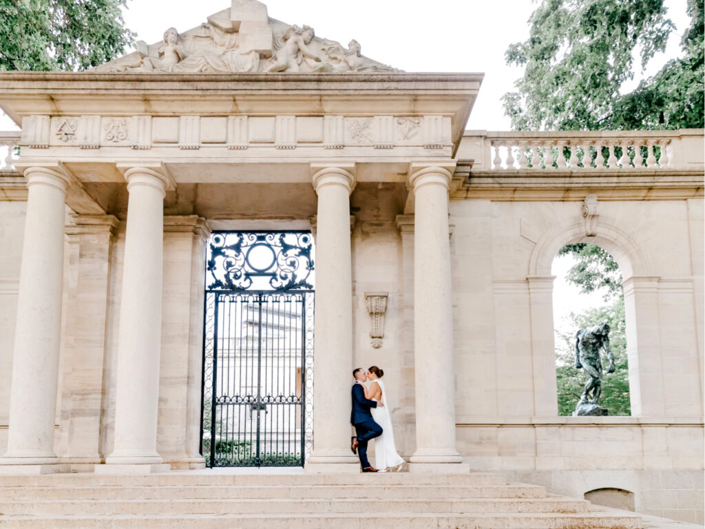 romantic summer engagement photoshoot in Philadelphia at the Rodin Museum by Emily Wren Photography