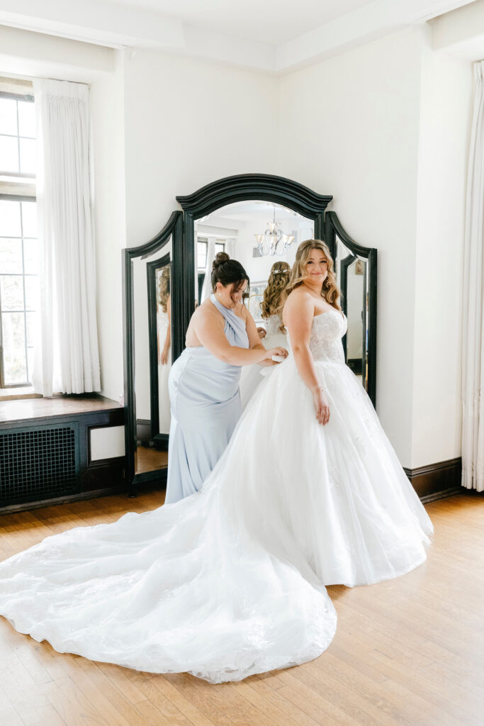 Pennsylvania bride getting ready for her spring Parque Ridley Creek wedding day