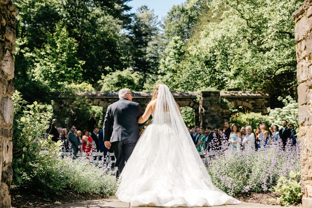 bride walking down the aisle at her outdoor wedding ceremony at Parque Ridley Creek