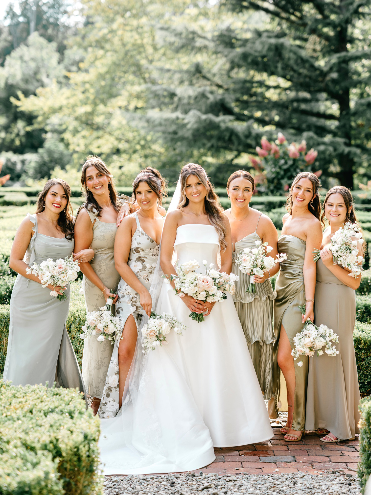 summer Pennsylvania bridal party at Appleford Estate