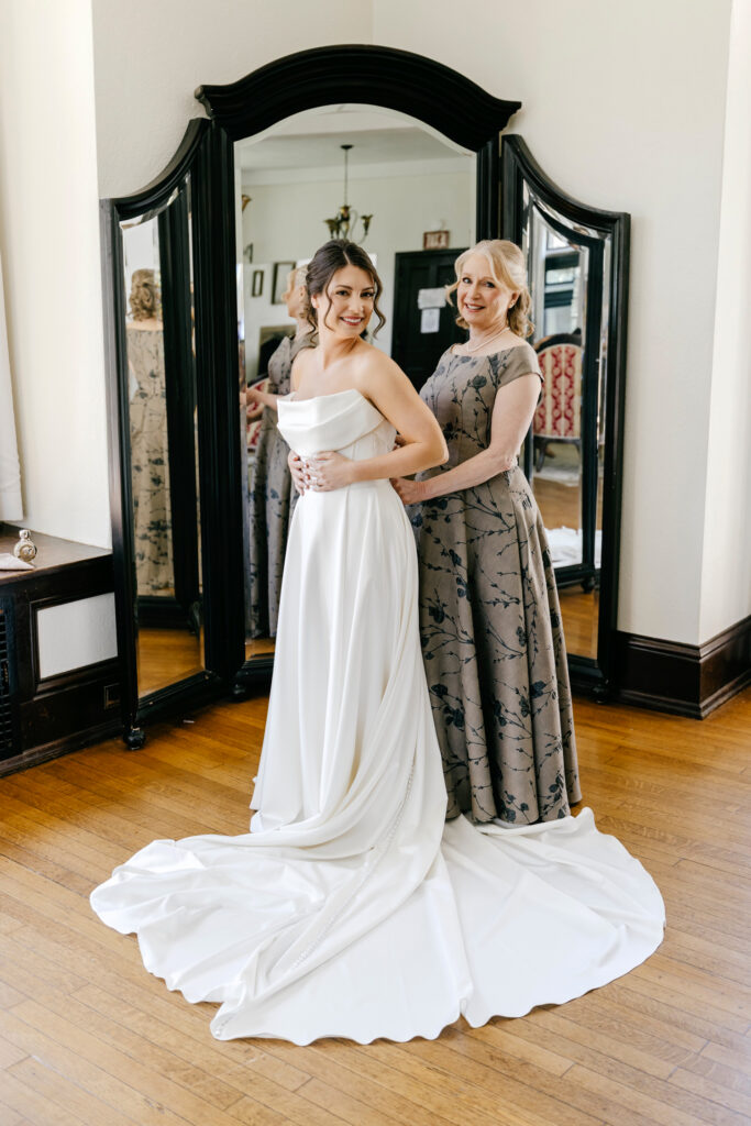 Philadelphia bride getting ready for her spring wedding day with her mother at Parque Ridley Creek by Emily Wren Photography